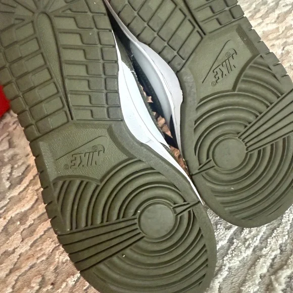 Nike Green and White Sneakers Classic Design - Picture 3 of 5